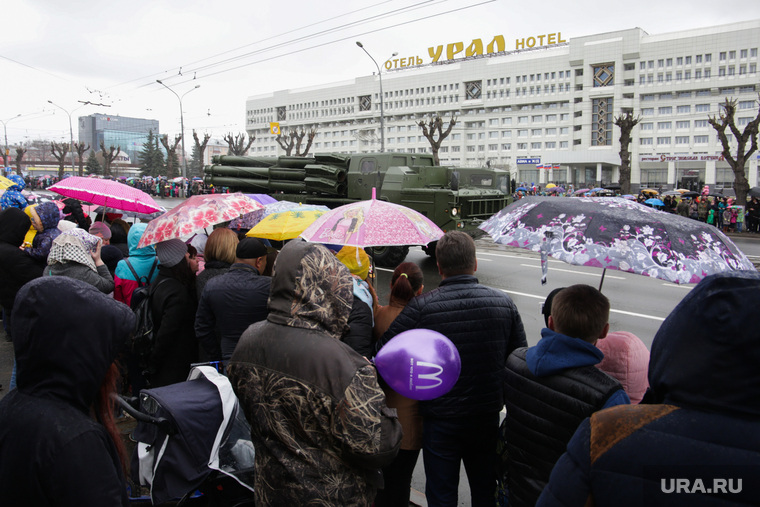 Парад 9 мая. Пермь, военная техника, зонтик, парад победы, дождь