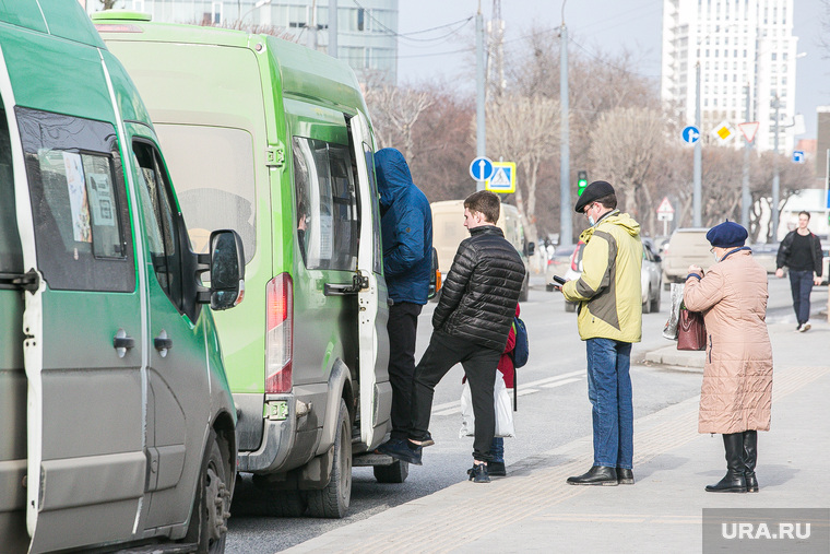 Виды города. Тюмень, остановка, прохожие, пешеходы, автобусная остановка