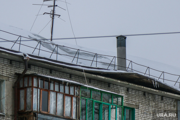 Провалившаяся крыша на доме по улице Томина 106.
Курган., аварийная крыша, проблемы жкх