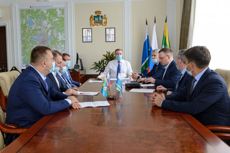 Первая встреча Алексея Орлова (в центре) с крупнейшими застройщиками прошла 22 апреля
