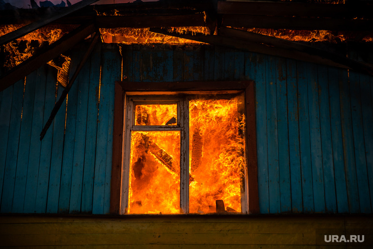Пожар в расселенном доме, в поселке Солнечный. Сургут, пожар, огонь