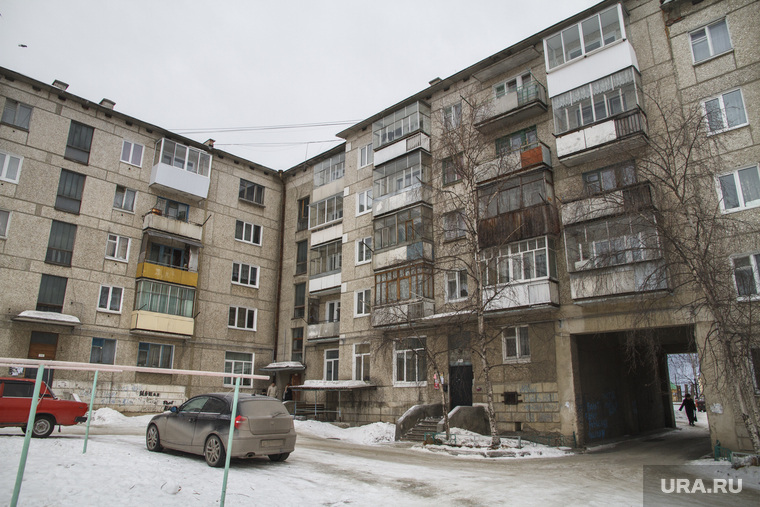В погоне за Дедовым... Краснотурьинск, двор, пятиэтажка