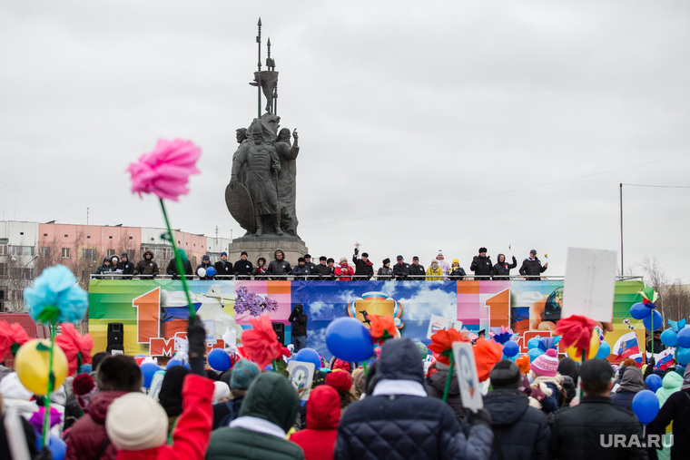 Первомайская демонстрация на проспекте Ленина. Сургут, 1 мая, город сургут, демонстрация, памятник основателям сургута