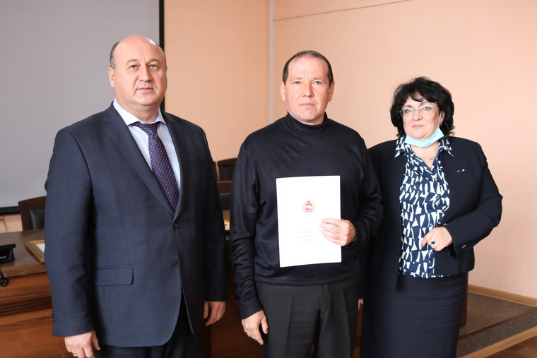 Работник «Южуралзолото» Александр Карымов помог эвакуировать людей, застрявших зимой на трассе