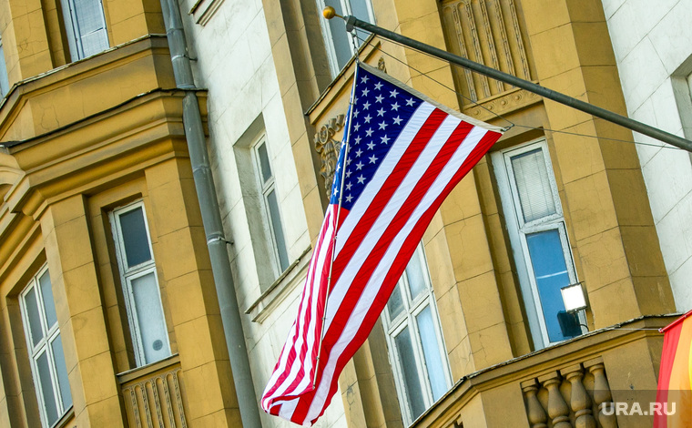 Флаг ЛГБТ на посольстве Соединенных Штатов Америки. Москва, НЕ ИСПОЛЬЗОВАТЬ, экстремистская символика
