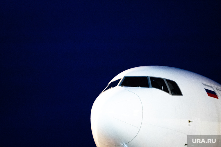 Флагманский самолет Boeing 777-300ER авиакомпании «AZUR air». Екатеринбург, воздушное судно, боинг, триколор, флаг россии, пассажирский самолет, самолет, авиаперевозки