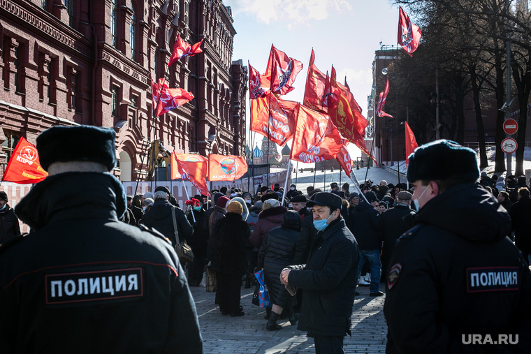 Коммунисты на Манежной площади, перед возложением цветов к могиле Сталина в годовщину его смерти. Москва, кпрф, митинг, коммунистическая партия, коммунисты, красные флаги, москва