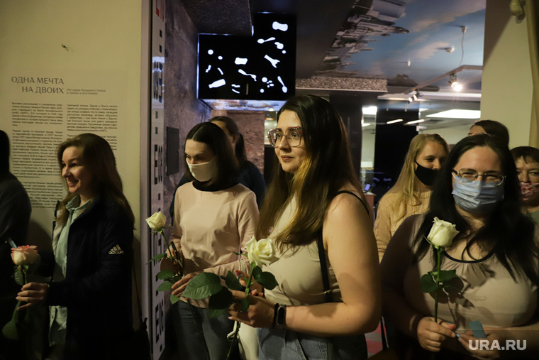 …в первом номере под названием «My Way» танцоры подарили зрителям белые розы