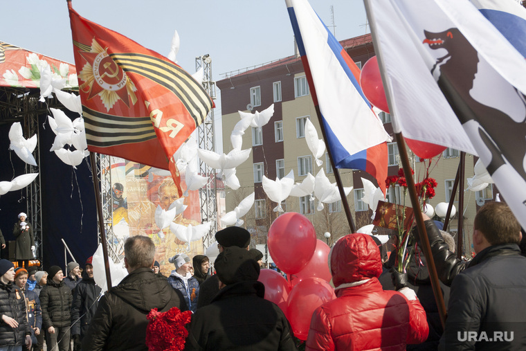 Празднование Дня Победы в ВОВ в Салехарде, день победы, 9 мая, белые голуби, флаги