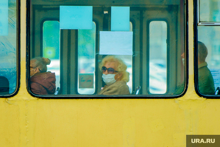 Обстановка в городе во время эпидемии коронавируса. Челябинск, троллейбус, пассажир, городской транспорт