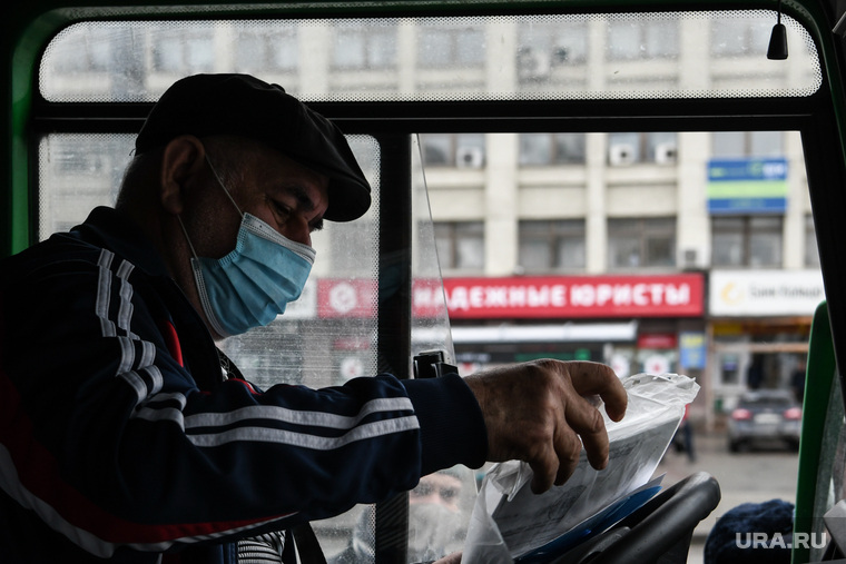Проверка масочного режима в общественном транспорте. Екатеринбург, водитель автобуса, автобус