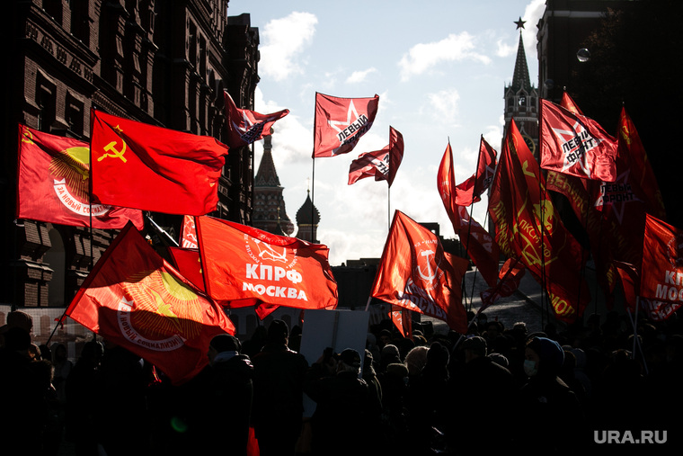 Коммунисты на Манежной площади, перед возложением цветов к могиле Сталина в годовщину его смерти. Москва, кпрф, митинг, коммунистическая партия, кремль, коммунисты, красные флаги, москва