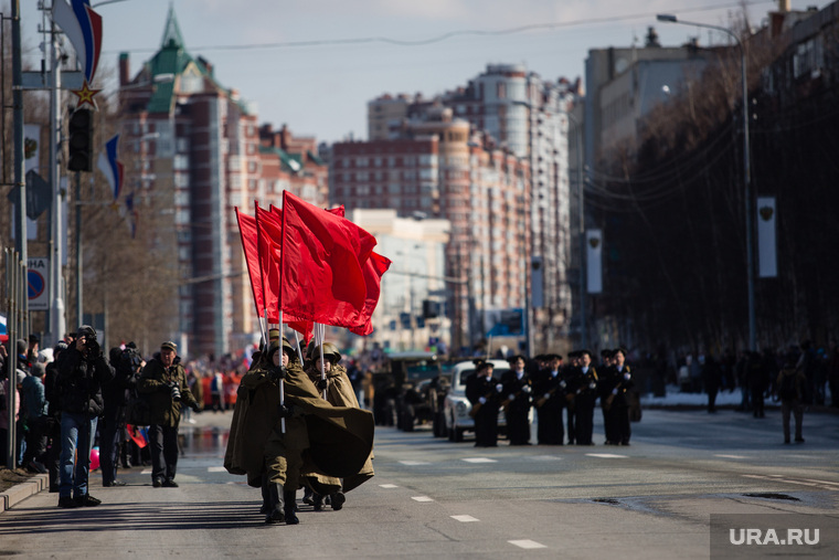 Празднование Дня Победы. Сургут, красные флаги, день победы, парад победы, 9 мая