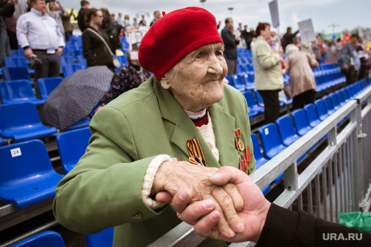 В ХМАО ветераны, награжденные знаком «Жителю осажденного Севастополя», получат 15 тысяч рублей
