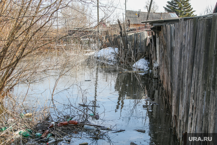 Фоторепортаж с мест подтопления во время паводка.
Курган., мусор, снег, потоп, забор, весна