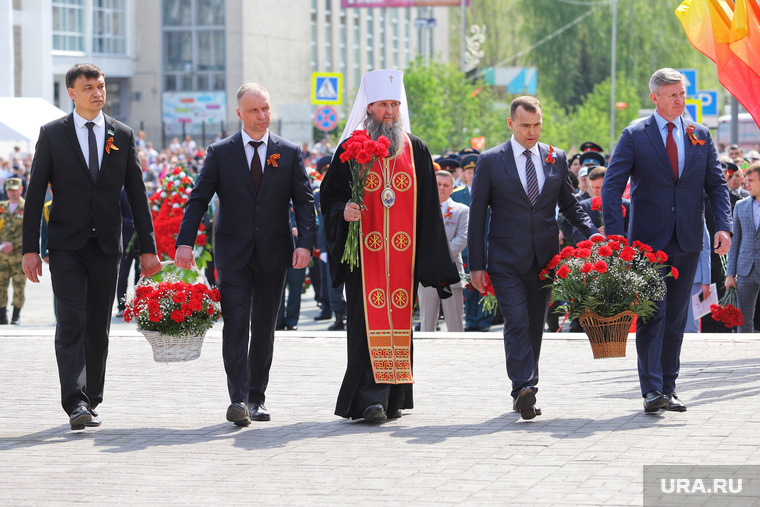 Представители власти и духовенства возложили цветы к вечному огню