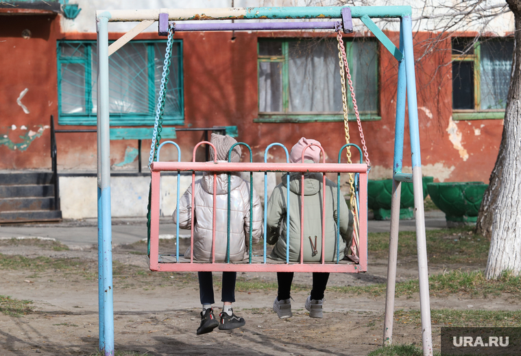 Выселение жильцов из общежития КГСХА. Курган, детская площадка, дети, качели