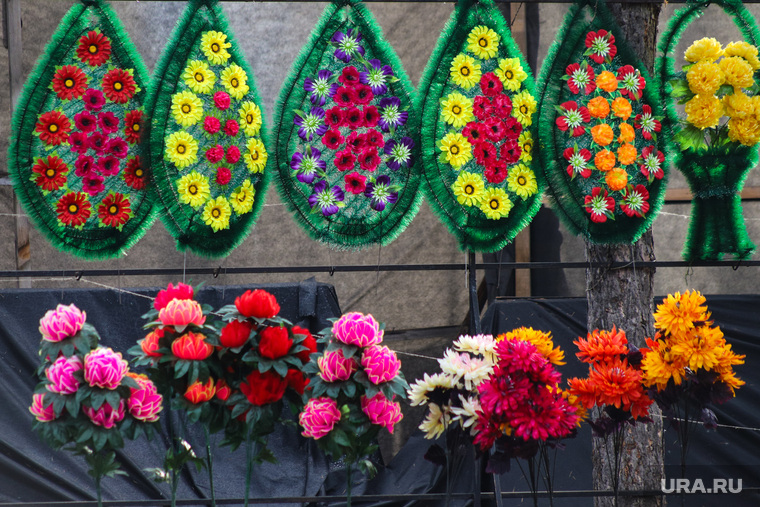 Рябковское кладбище. Курган, венок, искусственные цветы, ритуальные услуги, похоронный венок