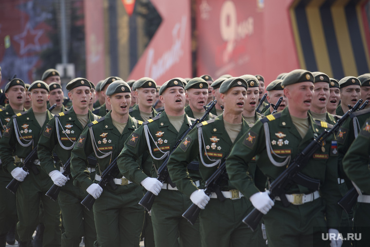 По главной площади Екатеринбурга прошли военнослужащие ЦВО