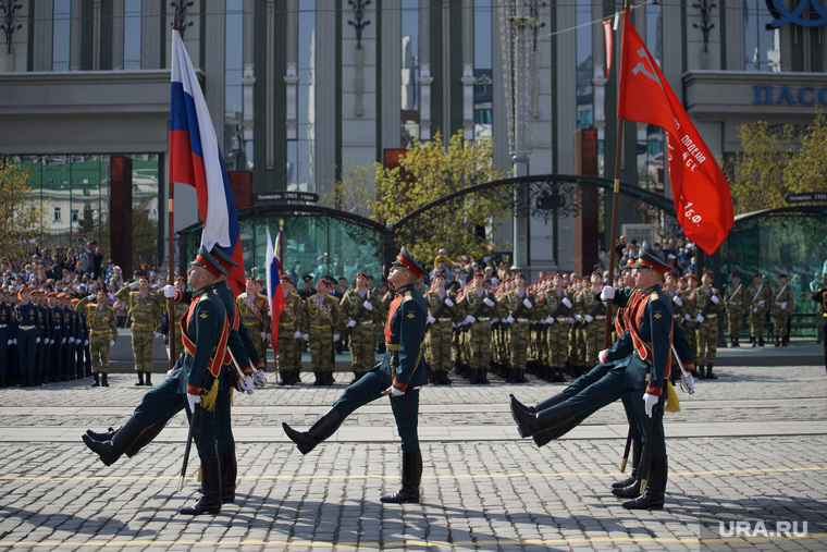 Почетный караул проносит по площади 1905 года Знамя Победы