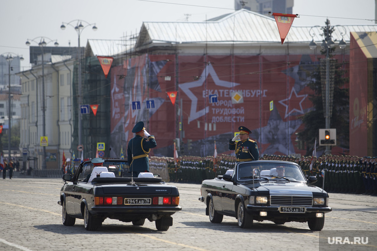 Командующий войсками ЦВО Александр Лапин принимает рапорт о готовности к параду