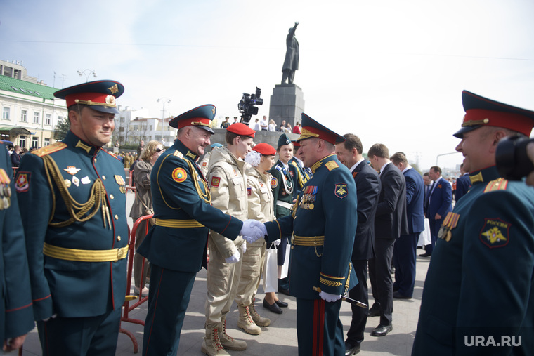 По окончании парада Александр Лапин и губернатор Евгений Куйвашев наградили офицеров. Общаясь с коллегами, Лапин сказал, что таких парадов в Екатеринбурге еще не было