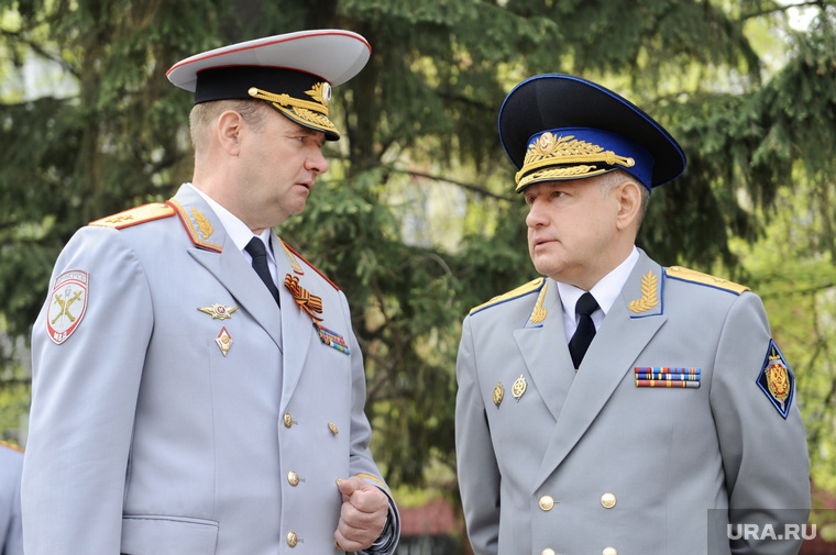 Начальник ГУ МВД по региону Андрей Сергеев (слева) и начальник челябинского УФСБ Дмитрий Иванов