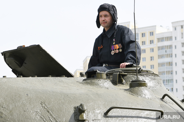 Одним из танков в колонне командовал летчик-герой Дамир Юсупов. По его словам, во время службы в армии ему доводилось управлять Т-72. В этот раз ему доверили уникальный танк ИС-3