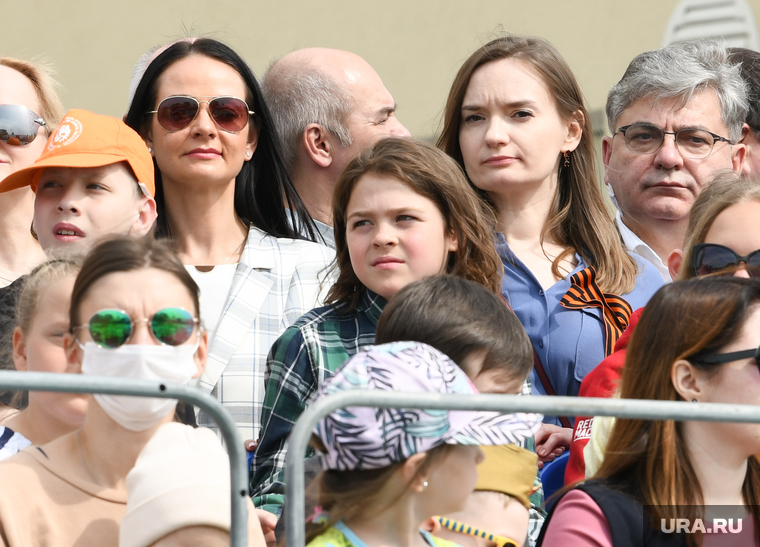 …и скандально известную экс-директора департамента молодежной политики Ольгу Глацких (слева в темных очках)