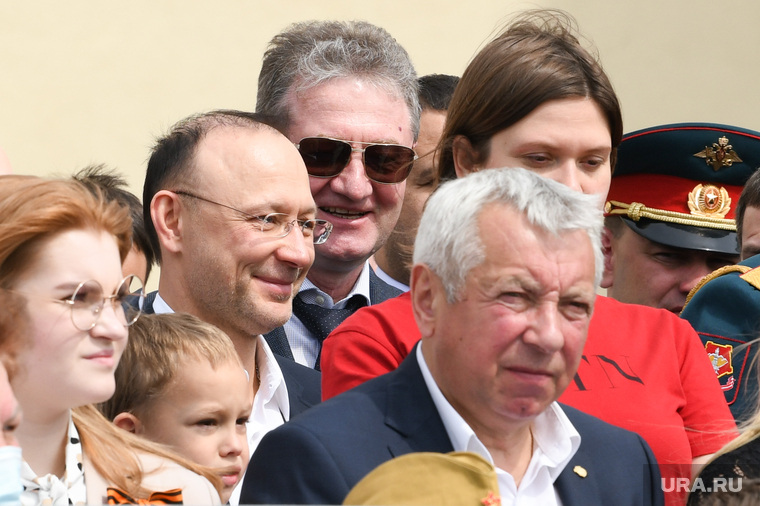 Владелец РМК Игорь Алтушкин (слева) и глава УГМК Андрей Козицын периодически делились впечатлениями от шествия. Последний, судя по всему, был крайне доволен происходящим