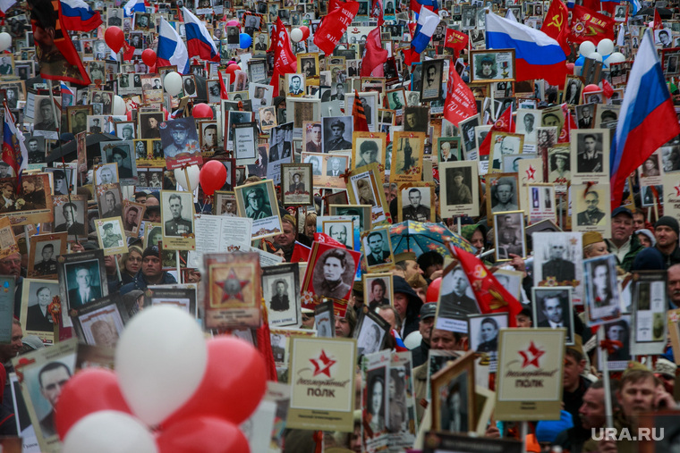 Акция "Бессмертный полк" в Москве. Москва, фотографии в руках, бессмертный полк, портреты бессмертного полка, солдаты великой отечественной войны