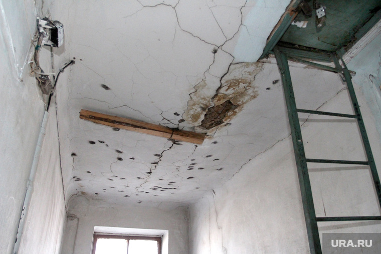 Кокорин  осмотр городских объектов
Курган, аварийный дом, трещина в потолке