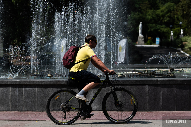 Виды Екатеринбурга, лето, жара, фонтан, велосипед, мужчина на велосипеде