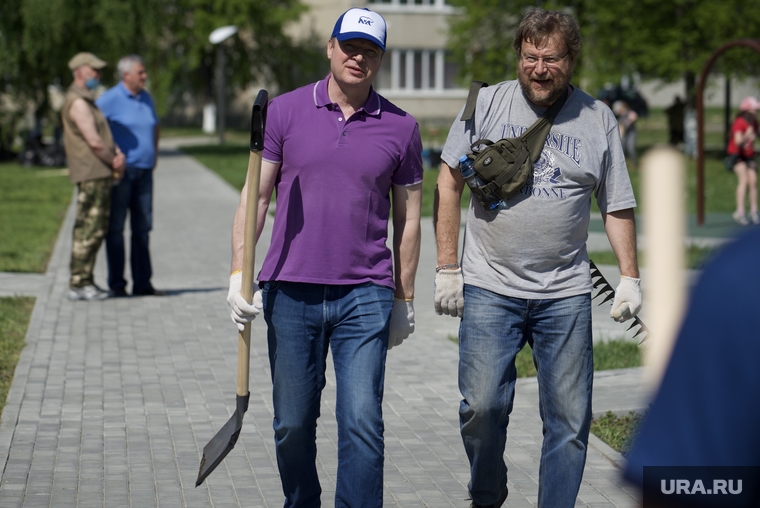 Для мероприятия политики выбрали неформальный стиль одежды — джинсы и футболки. На фото: Виктор Шептий (слева) и Вадим Дубичев