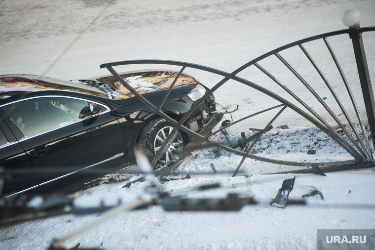 Машина врезалась в столб. Екатеринбург, авария