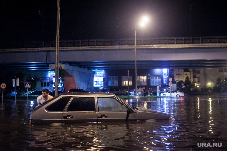 Последствия грозы в Москве. Москва, девятка, коммунальная беда, наводнение, потоп, дождь