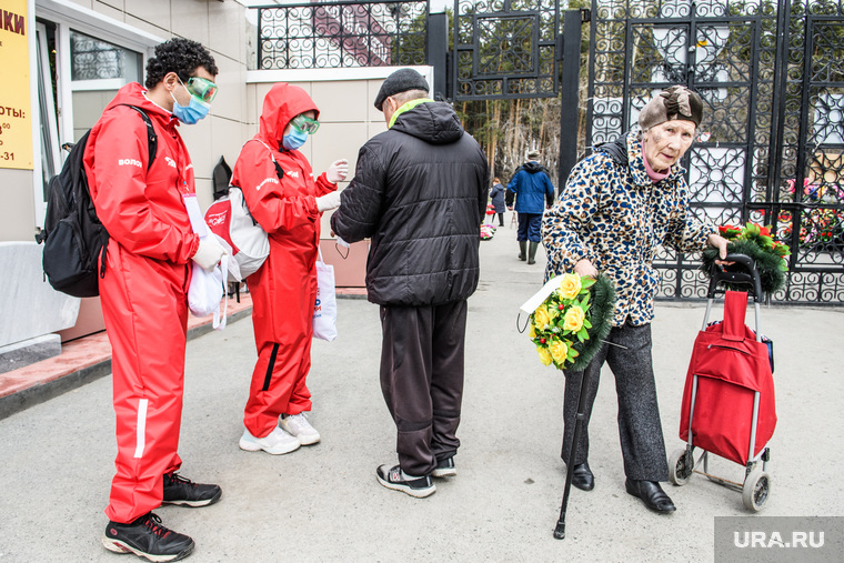 Тридцать второй день вынужденных выходных из-за ситуации с CoVID-19. Екатеринбург, волонтеры, раздача масок, широкореченское кладбище