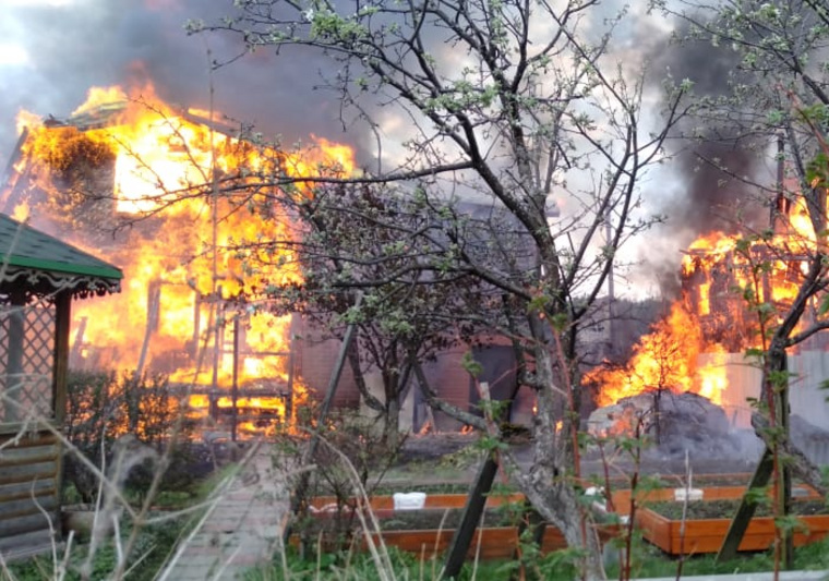 Жилые дома вспыхнули в СНТ «Визовец-5» на Чусовском тракте