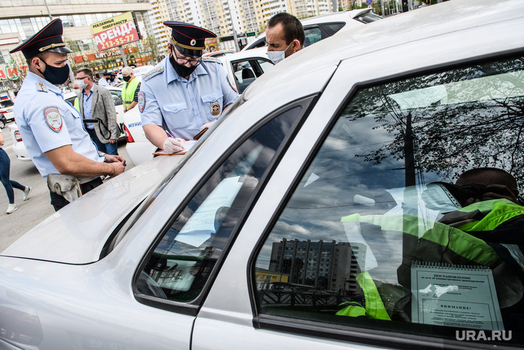 Проверка соблюдения масочного режима водителями. Екатеринбург, полиция, гибдд, дорожно патрульная служба, проверка на дорогах, проверки на дорогах, полицейский рейд