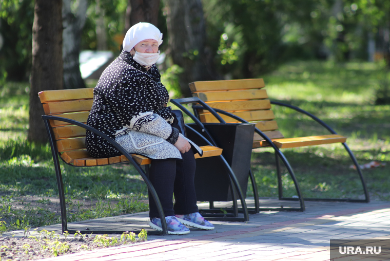 Нарушение режима самоизоляции жителями города. Курган, скамейка, старушка, парк, бабушка, пенсионерка в маске, лето в городе