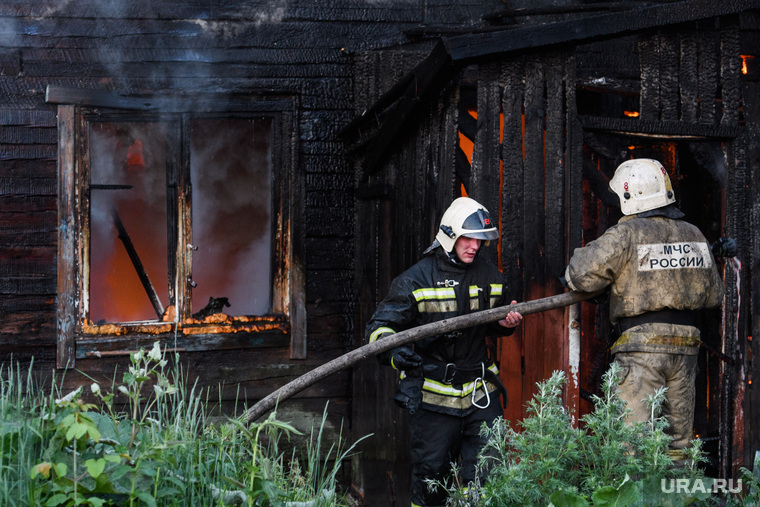 Пожар в деревянном доме по улице 8 марта. Екатеринбург, мчс, деревянный дом, пожар, огонь, тушение пожара