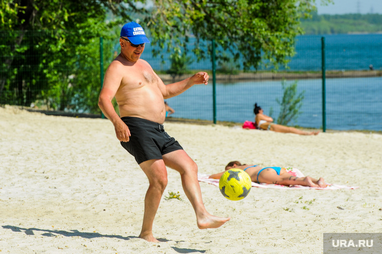 Муниципальный пляж на озере Первое. Челябинск, мяч, берег, лето, отдыхающие, мужчина, пляж, отдых, пляжный футбол, пляжный сезон