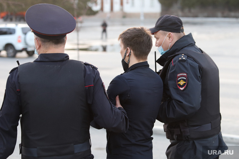 Несанкционированная акция сторонников оппозиционера Алексея Навального. Курган, полиция, задержание, задержание актививстов