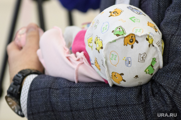 Вручение семье Плаксиных свидетельства о рождении дочери. Екатеринбург, младенец, ребенок на руках