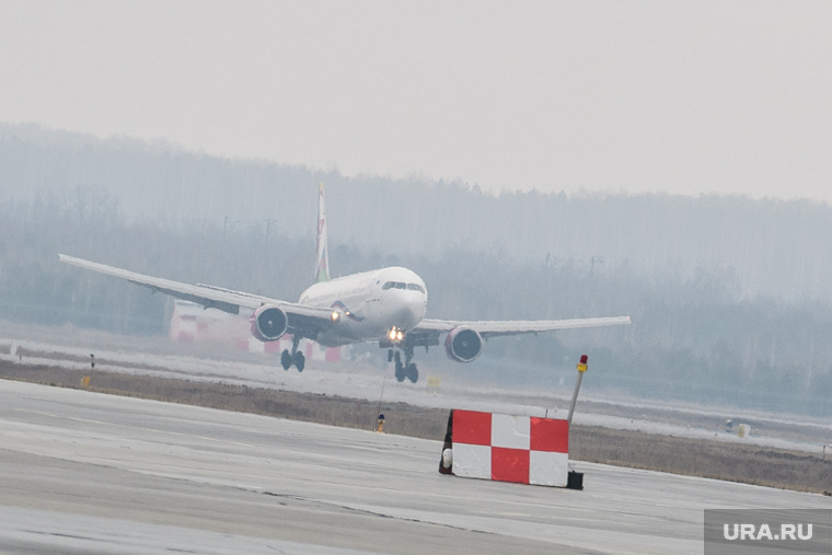 Прибытие борта РМК с гуманитарным грузом в аэропорт Кольцово. Екатеринбург, аэропорт, посадка самолета, взлетно-посадочная полоса, boing, боинг 767-300, авиакомпания sun day, boing 767-300