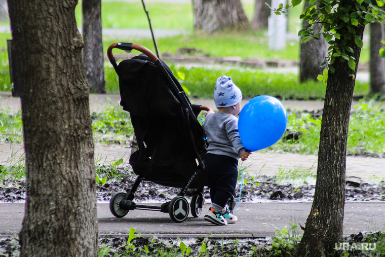 День защиты детей. Курган, ребенок, воздушный шарик, детская  коляска, день детей