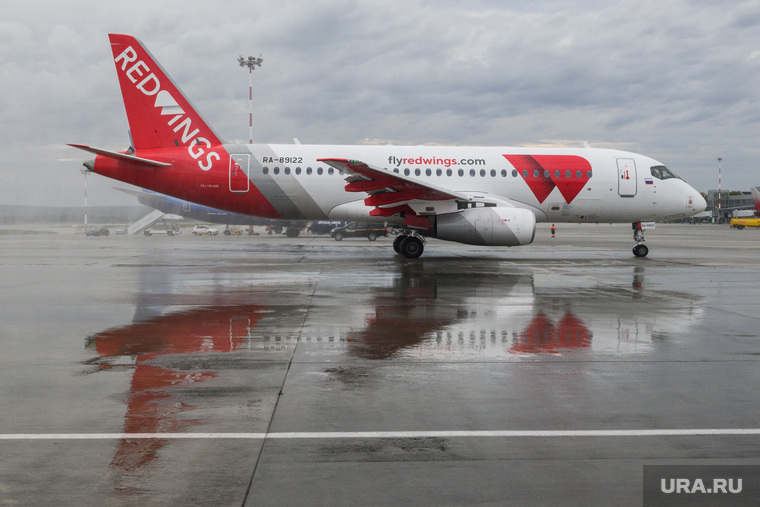 Самолет авиакомпании Red Wings в аэропорту Кольцово. Екатеринбург, ред вингс, авиакомпания red wings