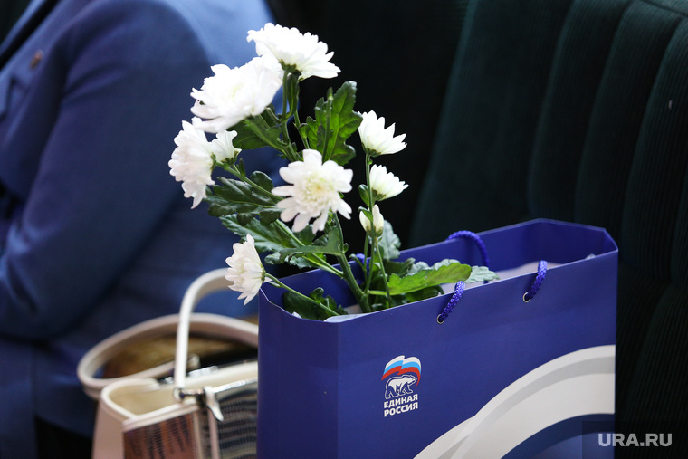 Конференция регионального отделения партии Единая Россия. Курган, единая россия, ер, едро, цветы