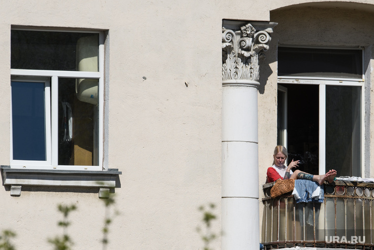 Сороковой день вынужденных выходных из-за ситуации с распространением коронавирусной инфекции CoVID-19. Екатеринбург, балкон, квартира, отдых горожан, курение на балконе