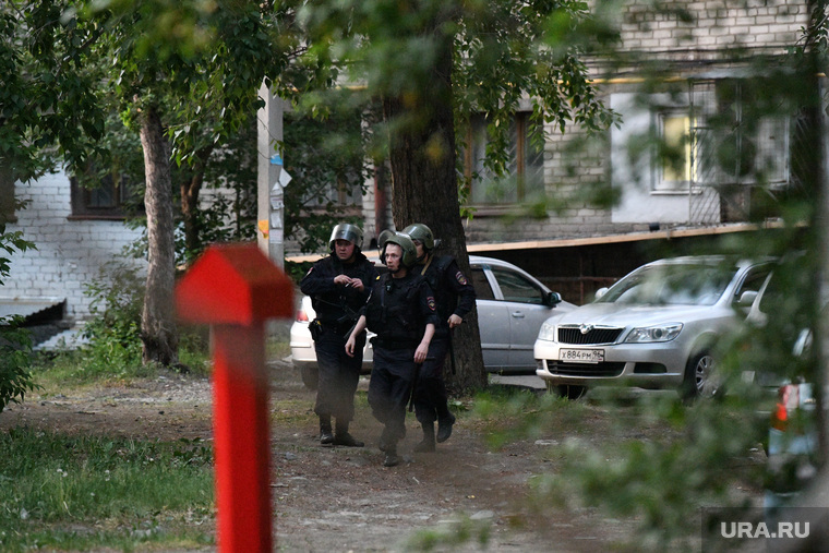 Дом по улице Бородина, 31, где неизвестный открыл стрельбу по машинам и прохожим. Екатеринбург